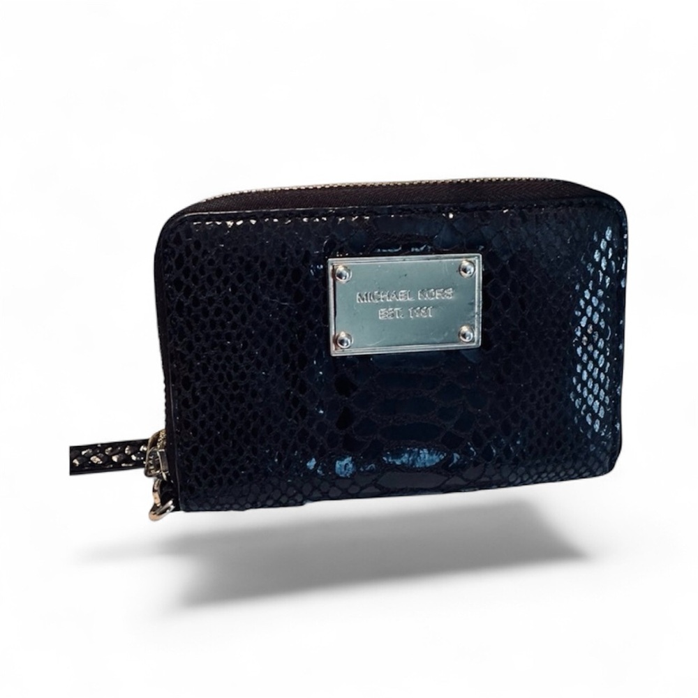 Michael Kors NWOT Reptile Textured Wristlet‎ Black